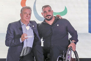 Ο κ. Αρναουτάκης με τον παραολυμπιονίκη Στεφανουδάκη