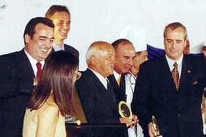 Αριστερά ο Παντελής Μαντωνανάκης, δίπλα του η αδελφή του Αννα, στο μέσον ο αείμνηστος Κώστας Μαντωνανάκης και δεξιά ο επί δεκαετίες διευθυντής του Elounda Beach Μανόλης Ρασούλης