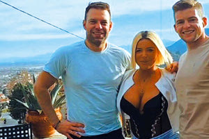 Στην Καλαμπάκα βρέθηκε τη Δευτέρα το μεσημέρι ο πρόεδρος του ΣΥΡΙΖΑ Στέφανος Κασσελάκης και ο σύζυγός του Τάιλερ Μακμπέθ.