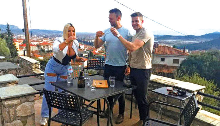 Στην Καλαμπάκα βρέθηκε τη Δευτέρα το μεσημέρι ο πρόεδρος του ΣΥΡΙΖΑ Στέφανος Κασσελάκης και ο σύζυγός του Τάιλερ Μακμπέθ.