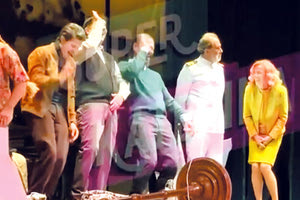 Σιγά σιγά μπαίνουν στο κλίμα! Τα δίδυμα παιδιά του πρώην πρωθυπουργού, Κώστα Καραμανλή, και της Νατάσας Παζαΐτη, Αλίκη και Αλέξανδρος, έκαναν την… παρθενική τους εμφάνιση στο θέατρο.