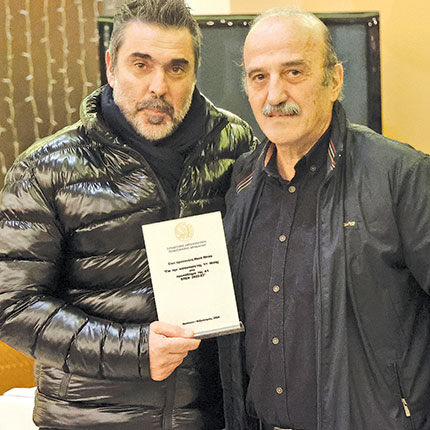  Ο κ. Τζώρτζογλου βραβεύει τον κ. Πίτσο. 