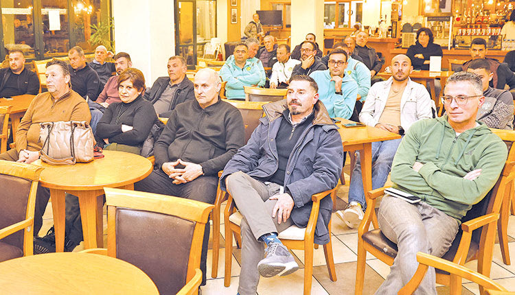 Δεξιά προπονητές που έδωσαν το παρών στην εκδήλωση και βραβεύτηκαν από τη διοίκηση του συνδέσμου