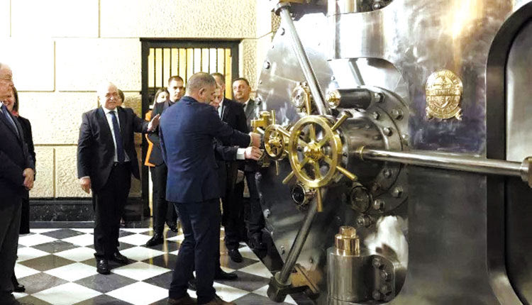 ΠΩΣ ΣΩΘΗΚΕ ΜΕΣΩ ΚΡΗΤΗΣ ΤΟ 1941
Ακόμη πιο ασφαλής ο χρυσός της Ελλάδας στο νέο θησαυροφυλάκιο της ΤτΕ
