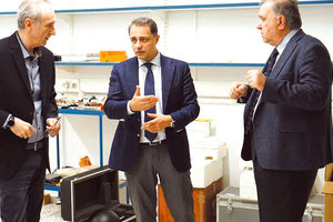 Στις εγκαταστάσεις της Ελληνικής Επιτροπής Ατομικής Ενέργειας ο υφυπουργός Ανάπτυξης Μάξιμος Σενετάκης