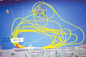 Το έβλεπαν μια να προσγειώνεται, μία να απογειώνεται… Μια διαδικασία που κράτησε αρκετή ώρα και ήταν φυσικό να στρέψει τα βλέμματα πολλών μια στη γη και μια στον ουρανό.