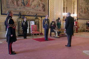 Μετά το πρώτο σοκ ξαναγυρίζουν στη… »δουλειά». Καταρχάς ο Χάρι μετά από το 24ωρο ταξίδι επέστρεψε στην Αμερική. Ο πρίγκιπας Ουίλιαμ επέστρεψε επίσης στα βασιλικά του καθήκοντα, επικεφαλής μιας τελετής στο κάστρο του Ουίνδσορ - καθώς η Κέιτ αναρρώνει μετά από εγχείρηση στην κοιλιά και ο βασιλιάς Κάρολος βρίσκεται στο Σάντριγχαμ μετά την πρώτη του θεραπεία για τον καρκίνο.