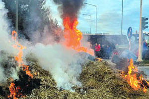 Αυξάνουν τα μπλόκα οι αγρότες