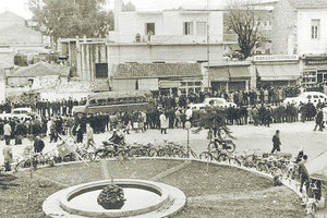 ΦΩΤΟΗΜΕΡΑΣ: 1964. Κόσμος συγκεντρωμένος στα Χανιά περιμένοντας να περάσει η σορός του Σοφοκλή Βενιζέλου.