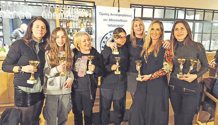  Πανηγυρίζουν για τα κύπελλα τους γυναίκες αθλήτριες του «Ηράκλειο» ΟΑΑ