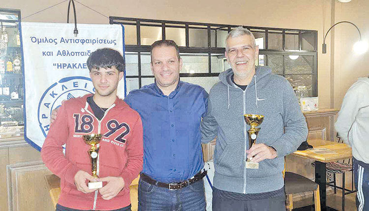  Ο αντιδήμαρχος Αθλητισμού κ. Τσαπάκης βραβεύει τους πρώτους στα διπλά ανδρών