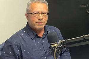 Τη διαδρομή του από τη Νεάπολη στην Αθήνα για την Ιατρική Σχολή, το πέρασμά του από τη… δημοσιογραφία στον κλάδο της τεχνολογίας και του ήχου και μετά τη θητεία του στη δημόσια υγεία θυμήθηκε ο γιατρός  Μανόλης Λουμπούνης, που πρόσφατα συνταξιοδοτήθηκε.