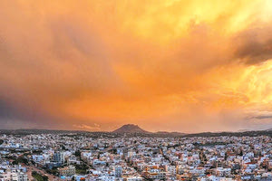 Τα ωραία… μαγικά δημιουργήματα της φύσης. Ο νοτιάς έφερε εκπληκτικά σύννεφα πάνω από την Κρήτη, αλλά έφερε και βροχές στα νότια! (φωτογραφία Αντ. Μπέρτσιας).