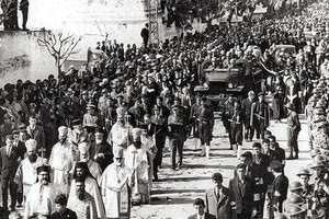 ΦΩΤΟΗΜΕΡΑΣ: 1964. Η νεκρική πομπή με τη σορό του Σοφοκλή Βενιζέλου στα Χανιά.