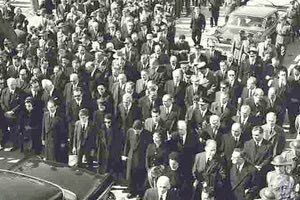 ΦΩΤΟΗΜΕΡΑΣ: 1964. Από τη νεκρική πομπή του Σοφοκλή Βενιζέλου. Διακρίνεται ο γιος του, Νικήτας.