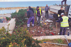 Με ανακούφιση είδαν οι κάτοικοι της παραλιακής την επιχείρηση καθαρισμού από τον Δήμο Ηρακλείου στην ευρύτερη περιοχή του Καράβολα, την οποία περίμεναν καιρό για να ευπρεπιστεί ο χώρος, που είχε βυθιστεί στην εγκατάλειψη.