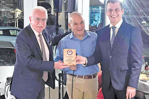 Μια ευχάριστη έκπληξη περίμενε τον Γιώργο Καρτσάκη στο ταξίδι του στη βόρεια Ελλάδα. Εκεί συνάντησε πολύ κόσμο, μεταξύ αυτών και τον γνωστό ιδιωτικό ερευνητή Γιώργο Τσούκαλη. Αλλά άλλη ήταν η έκπληξη που περίμενε τον εντεταλμένο σύμβουλο για θέματα Οδικής Ασφάλειας της Περιφέρειας Κρήτης.