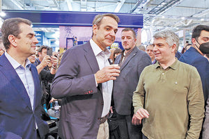 ΜΗΤΣΟΤΑΚΗΣ: Τα έχουν οι αναπάντεχες συναντήσεις. Στη HORECA, την κορυφαία έκθεση για τον τουρισμό και τη μαζική εστίαση, βρέθηκε ο πρωθυπουργός το Σάββατο, όπου συμμετέχουν πάνω από 500 εκθέτες που εκπροσωπούν κορυφαία ελληνικά και παγκόσμια brands