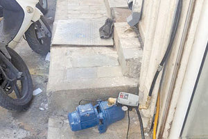 Αυτό και αν είναι το λιγότερο ακατανόητο και κυρίως επικίνδυνο!  Ανάγνωστης μάς έστειλε φωτογραφίες από την αντικατάσταση υδρόμετρου στο κέντρο της πόλης. Ο ιδιοκτήτης του σπιτιού είχε τοποθετήσει το υδρόμετρο μαζί με το μοντεράκι του νερού κάτω από το έδαφος.