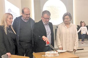 Την πρωτοχρονιάτικη πίτα τους έκοψαν το Σάββατο οι δημοσιογράφοι του Ηρακλείου- μέλη της ΕΣΗΕΠΗΝ και του τοπικού παραρτήματος του ΠΣΑΤ. Η εκδήλωση έγινε στο Πολύκεντρο Νεολαίας, στο ισόγειο του δημοτικού κτηρίου της οδού Ανδρόγεω.