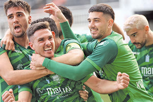 Οι παίκτες του Γιούχτα πανηγυρίζουν τη μεγάλη τους νίκη