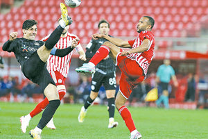 Βούρος και Ελ Κααμπί σε στιγμιότυπο από το ματς του Φαλήρου