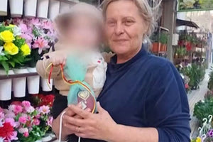 Το αγγελούδι θα αναπαύεται για πάντα στην αγκαλιά της γιαγιάς του