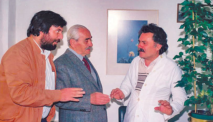 Ο Κωστής Φραγκούλης και ο Νίκος Ψιλάκης ετοιμάζουν με τον λογιστή της εφημερίδας «Δημοκράτης» κ. Δημοσθένη Στιβακτάκη, ένα πρωταπριλιάτικο αστείο που άφησε εποχή. Εξού και η άσπρη ιατρική ποδιά που φοράει ο κ. Στιβακτάκης. (Από το φωτογραφικό αρχείο του Νίκου Ψιλάκη)