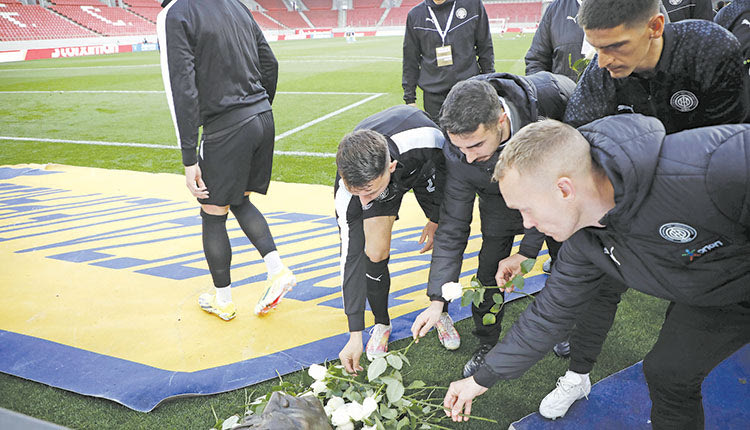 Λίγα λουλούδια από τους παίκτες για τα θύματα της θύρας 7