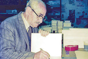 Ο Κωστής Φραγκούλης επί το έργον (Από το φωτογραφικό αρχείο του Νίκου Ψιλάκη)