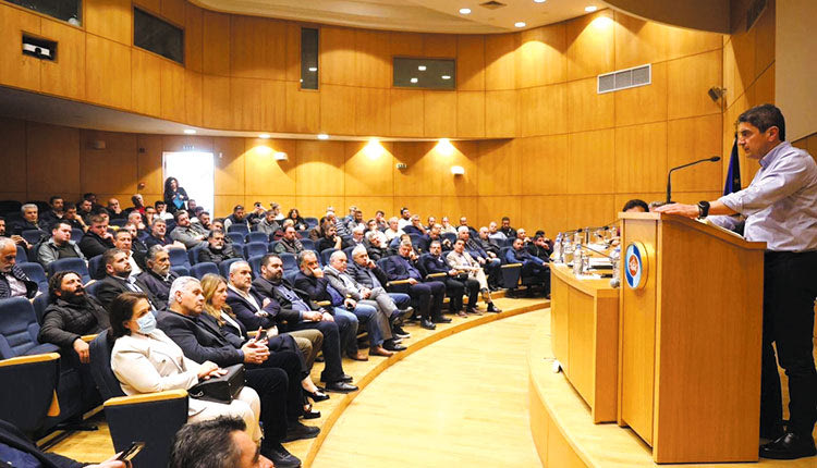 ΣΥΣΚΕΨΗ Αυγενάκης: Ενωτικός με τους αγρότες της Κρήτης, αλλά απέφυγε τα καυτά θέματα