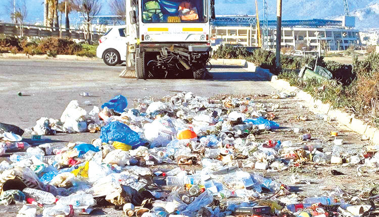 Απάλλαξαν τον Καράβολα από τόνους απορριμμάτων