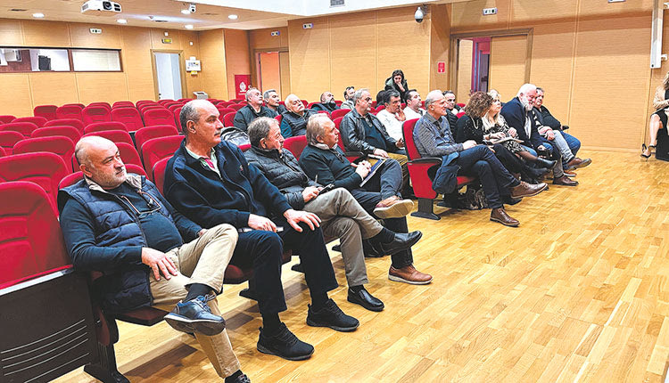 ΕΡΓΑ ΚΑΙ ΠΡΟΤΕΡΑΙΟΤΗΤΕΣ Τρεις ώρες τα έλεγε ο Καλοκαιρινός με τους προέδρους των Τοπικών Κοινοτήτων