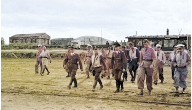 Αεροδρόμιο Ηρακλείου, 25 Οκτωβρίου 1942. Ο Ρόμελ βαδίζει προς τον αεροδιάδρομο μεταξύ των Στρατηγών Μίλερ και Βαλντάου, ώστε να αναχωρήσει στη Μέση Ανατολή. (Πηγή: Karl Ottahal, Greece at ww2 arhives) 