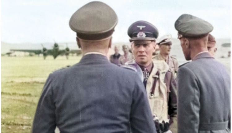 Αεροδρόμιο Ηρακλείου, 25 Οκτωβρίου 1942, από την πρώτη επίσκεψη του Στρατάρχη Ρόμελ στο Ηράκλειο. Συνομιλεί (με την πλάτη γυρισμένη στον φωτογραφικό φακό), με τον Στρατηγό της Luftwaffe Von Waldau. (Πηγή: Karl Ottahal, Greece at ww2 arhives) 