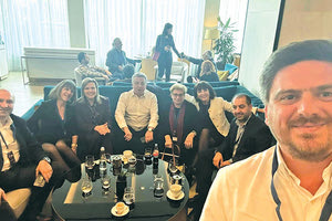 Συνέλευση σε πολύ καλό κλίμα Δεν ξέρω τι αποτέλεσμα θα φέρουν, αλλά τους βλέπω μια... ωραία ατμόσφαιρα εάν κρίνω από τη φωτογραφία που ανήρτησε ο Μαν. Καμπουράκης από τη συνέλευση της Ενωσης Περιφερειών Ελλάδας.