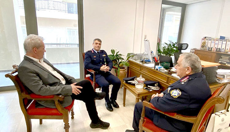 Συζήτηση του δημάρχου με τους αξιωματικούς της ΕΛ.ΑΣ.
