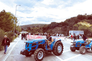 Με συγκέντρωση και μπλόκα στα Μεγάλα Χωράφια συνεχίζουν στην Κρήτη τις κινητοποιήσεις τους οι αγρότες που πρόσκεινται στο ΚΚΕ