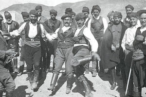 ΦΩΤΟΗΜΕΡΑΣ: Χορευτές στην Κρήτη το 1925.