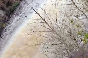 Τι σου είναι η φύση! Στο φράγμα Αποσελέμη ψάχνουν με το… σταγονόμετρο το νερό ακόμη, ενώ στο φράγμα Ποταμών χθες άνοιξαν τις… βάνες για να φύγει το νερό, αφού έχει υπερχειλίσει και αναμένονται κι άλλες βροχές! Φέρτε και ανατολικά!