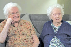 Οι αδερφές Έλμα Χάρις και Θέλμα Μπάρατ, γεννημένες στο Στόκπορτ τον Αύγουστο του 1919, έχουν περάσει όλη τους τη ζωή ως καλύτερες φίλες και το δίδυμο ζει τώρα μαζί σε έναν οίκο ευγηρίας στο Λάνκασαϊρ. Οι δίδυμες αδελφές ήταν μόλις 19 ετών όταν ξέσπασε ο Β’ Παγκόσμιος Πόλεμος, έχουν δει 22 διαφορετικούς πρωθυπουργούς και τη στέψη τριών μοναρχών.