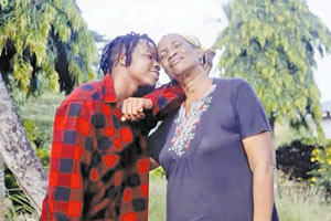 Ο οδηγός ταξί George είναι 24 ετών και 56 χρόνια νεότερος από την 80χρονη φίλη του Catherine Thomas. Η μητέρα πέντε παιδιών γνώρισε τον οδηγό όταν κάλεσε ένα ταξί στο Νταρ Ες Σαλάμ της Τανζανίας.