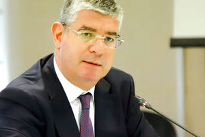 Να που πάλι, μετά από χρόνια,  θα έχει…Έλληνα στη Διοίκηση η ΕΤΕπ! Αρχές Μαρτίου, αναμένεται να αναλάβει καθήκοντα ο πρώην υφυπουργός Ανάπτυξης της πρώτης κυβέρνησης Μητσοτάκη, Γιάννης Τσακίρης, ως αντιπρόεδρος της Ευρωπαϊκής Τράπεζας Επενδύσεων. Τελευταία φορά ήταν την περίοδο 2008-2012 ο Πλούταρχος Σακελάρης.