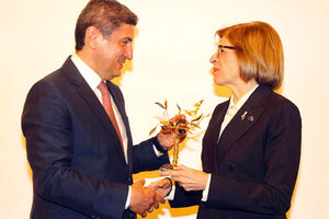 Με αρκετούς συμβολισμούς ήταν το δώρο που έδωσε ο Υπουργός Αγροτικής Ανάπτυξης στην Ευρωπαία Επίτροπο για την Υγεία και Ασφάλεια Τροφίμων κ. Στέλλα Κυριακίδου