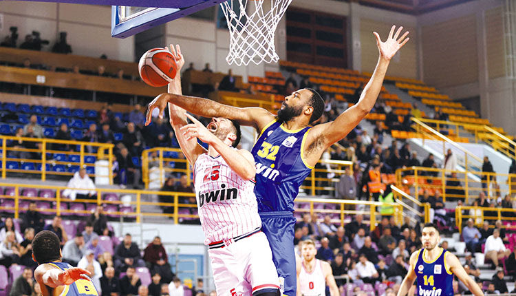 Ο Πίτερς με τον Ρένφρο στο ματς του Ολυμπιακού με το Περιστέρι