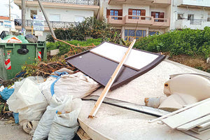 Δεν είναι κάτι! Απλώς μετέφεραν τα μπάζα απ’ όλη την ανακαίνιση, προφανώς, του σπιτιού τους, στους κάδους απορριμμάτων της Εθνομαρτύρων. Σε πρώτο πλάνο η… λεκάνη! Πρέπει να καταλάβουμε ότι όσο καλές προθέσεις και να υπάρχουν από το Δήμο, αν εμείς δεν αλλάξουμε πρώτοι, δεν θα αλλάξει απολύτως τίποτα.