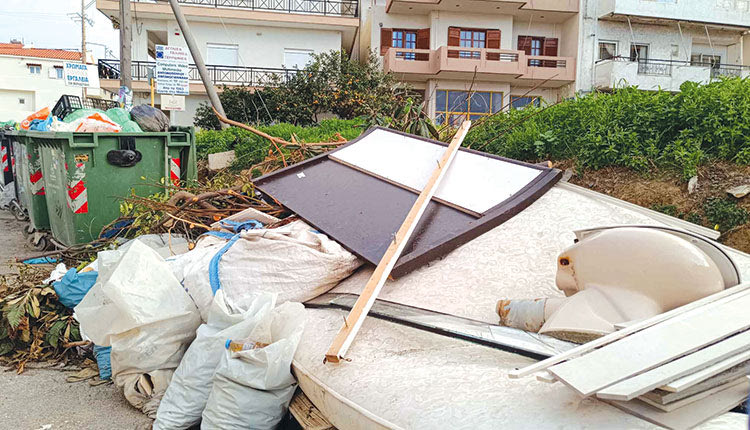 Δεν είναι κάτι! Απλώς μετέφεραν τα μπάζα απ’ όλη την ανακαίνιση, προφανώς, του σπιτιού τους, στους κάδους απορριμμάτων της Εθνομαρτύρων. Σε πρώτο πλάνο η… λεκάνη! Πρέπει να καταλάβουμε ότι όσο καλές προθέσεις και να υπάρχουν από το Δήμο, αν εμείς δεν αλλάξουμε πρώτοι, δεν θα αλλάξει απολύτως τίποτα.