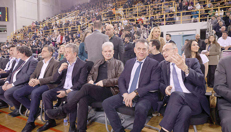 Ο πρόεδρος της ΕΟΚ κ. Λιόλιος με τον αναπληρωτή υπουργό Aθλητισμού κ. Βρούτση, τον δήμαρχο Ηρακλείουκ. Καλοκαιρινό, τον περιφερειάρχη κ. Αρναουτάκη και τον υφυπουργό Ανάπτυξης κ. Σενετάκη