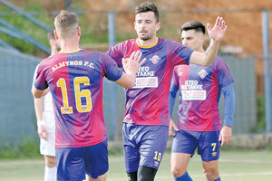 Ο Χαντί έχει πετύχει το 3-0 και πανηγυρίζει με τους συμπαίκτες του