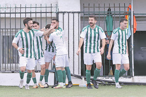 Οι παίκτες του ΠΟΑ πανηγυρίζουν το γκολ του Νύχταρη με το οποίο άνοιξε το σκορ